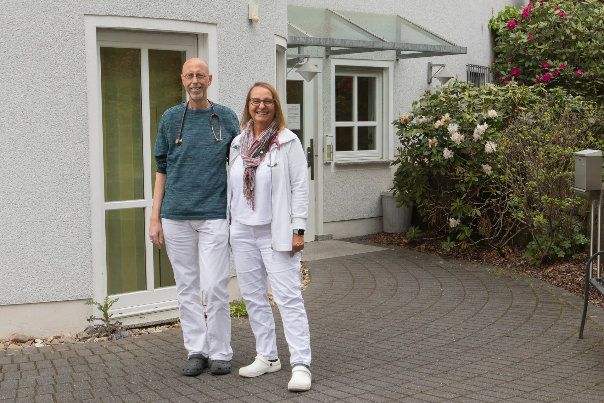 Eingangsbereich der Hausarztpraxis Bischoff in Denklingen